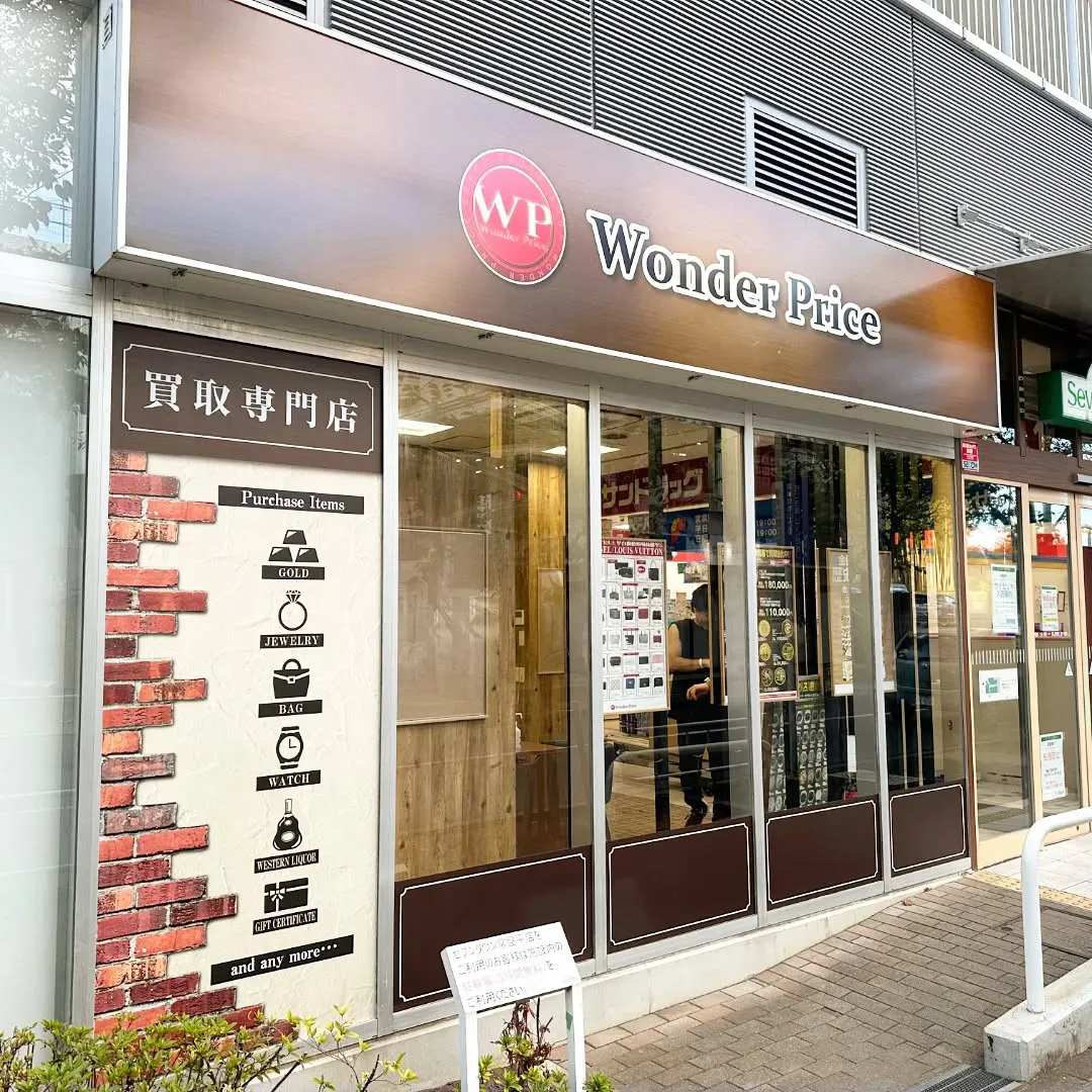 ショーウィンドウに陳列した商品が日焼け😣