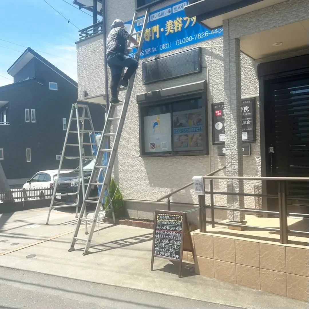 限られたスペースにも溶け込む #看板デザイン